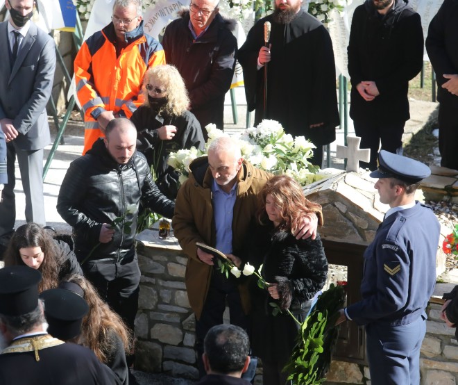 Κηδεία Τσιτλακίδη: Σπαράζουν οι γονείς του αδικοχαμένου σμηναγού