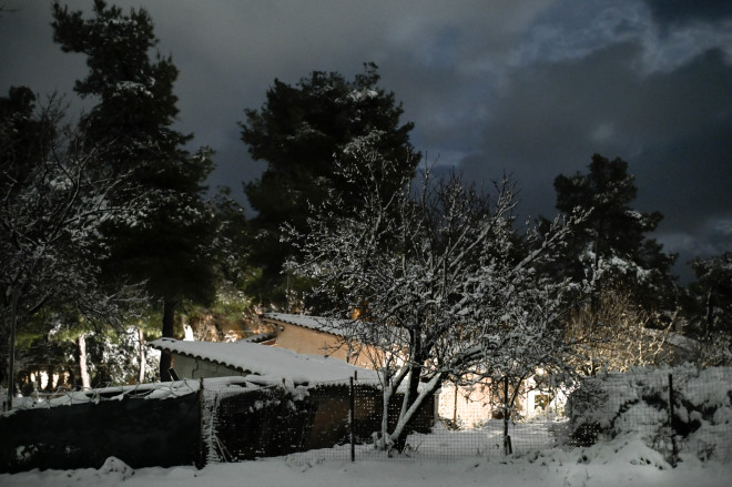 Η πυκνή χιονόπτωση ξεκίνησε από το βράδυ και συνεχίζεται και το πρωί στην Αττική - Eurokinissi