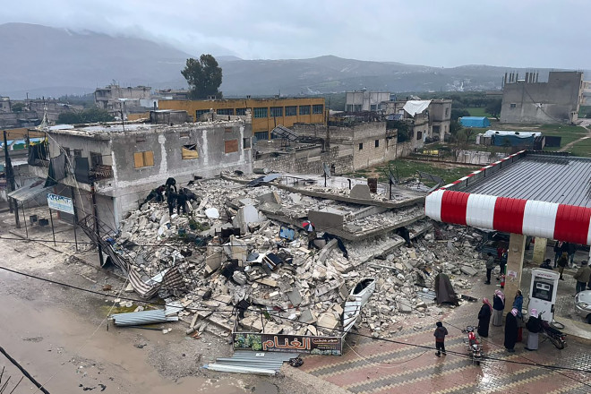 Τουλάχιστον 103 άνθρωποι έχασαν τη ζωή του από τον ισχυρό σεισμό στα σύνορα Τουρκίας - Συρίας - AP
