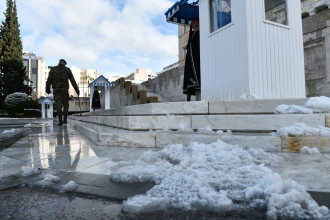 Χιόνια στο Σύνταγμα, μπροστά από το Μνημείο του Άγνωστου Στρατιώτη- Eurokinissi