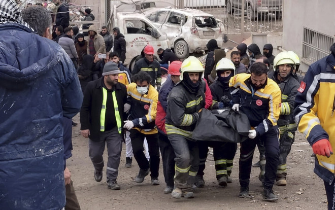 Αγωνιώδεις προσπάθειες Τούρκων διασωστών να σώσουν ανθρώπους κάτω από τα συντρίμμια/ ΑΡ