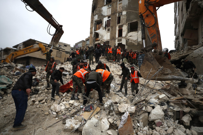Δέκα χώρες της ΕΕ στέλνουν σωστικά συνεργεία στην Τουρκία και τη Συρία μετά τον σεισμό - AP