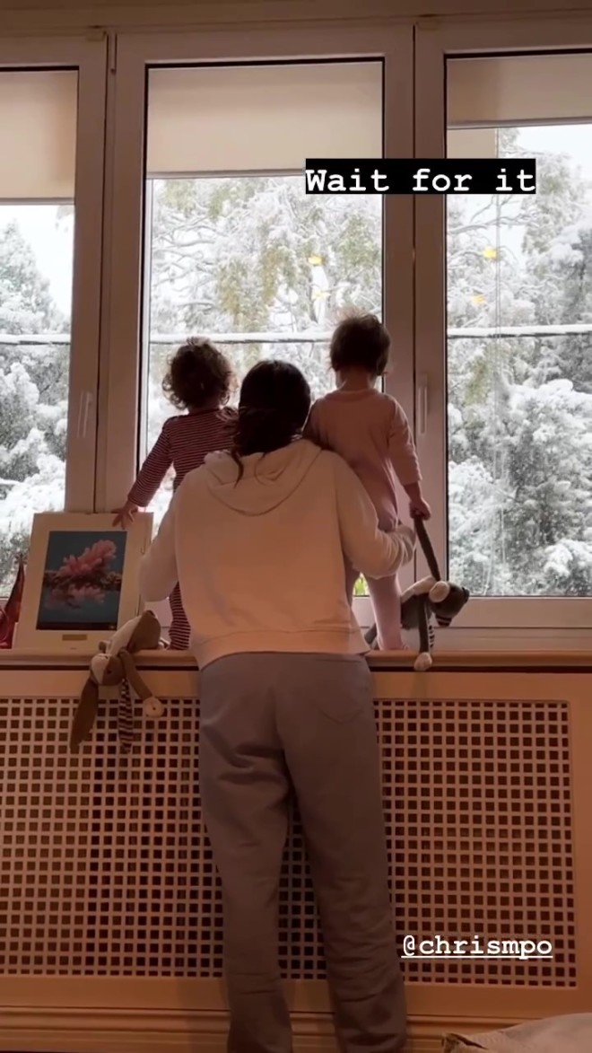 Η Χριστίνα Μπόμπα αγναντεύει το χιονισμένο τοπίο αγκαλιά με τις δίδυμες κόρες της 