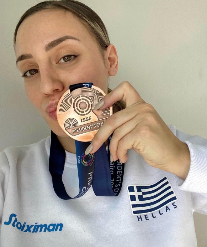 Η Άννα Κορακάκη με ένα από τα πολλά μετάλλια που έχει κερδίσει!
