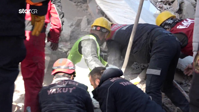 Στιγμιότυπα που κατέγραψε η κάμερα του Star από επιχείρηση απεγκλωβισμού στην Τουρκία, μετά τον φονικό σεισμό