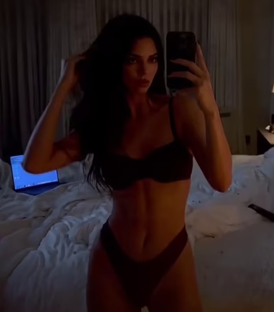 Η Kendall Jenner σε βίντεο «δώρο»: Πόζαρε στο Instagram topless