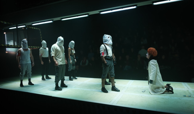 Τη μακάβρια φάρσα «Η άνοδος του Αρτούρο Ούι», όπου ο Μπέρτολτ Μπρεχτ σημαδεύει τους μηχανισμούς που στηρίζουν και εκτρέφουν τον φασισμό, ανεβάζει ο Άρης Μπινιάρης σε ένα νέο χώρο στην Κυψέλη, το Θέατρο ARK.