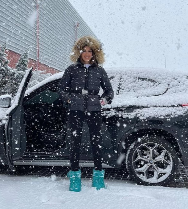 Σταματίνα Τσιμτσιλή: Φόρεσε τις πιο hot μπότες χιονιού -3