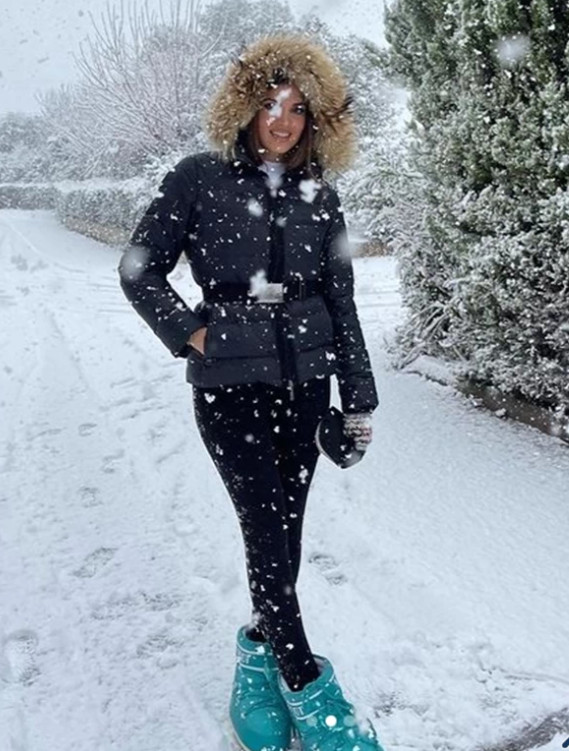 Σταματίνα Τσιμτσιλή: Φόρεσε τις πιο hot μπότες χιονιού -2