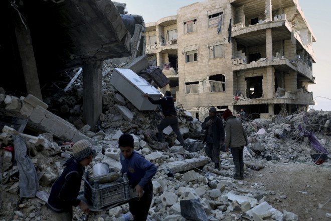 Παιδιά και κάτοικοι στο Χαλέπι μεταφέρουν ό,τι έχει απομείνει από έπιπλα και οικιακό εξοπλισμό μετά τον φονικό σεισμό/ ΑΡ