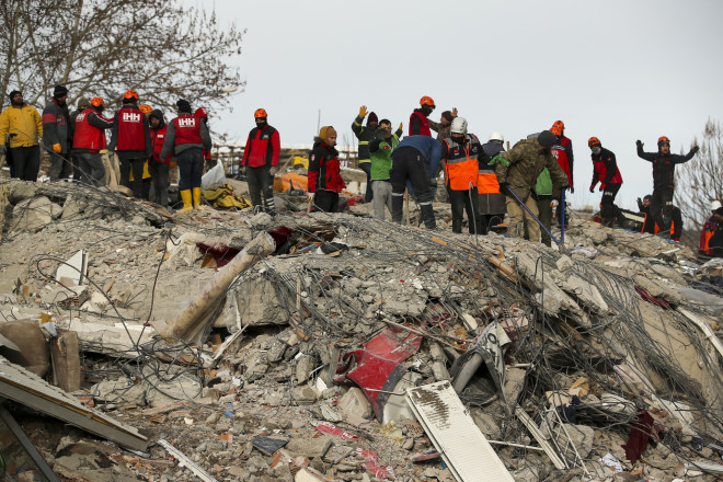 Διασώστες αναζητούν επιζώντες κάτω από τα χαλάσματα στη Μαλάτεια της Τουρκίας/ ΑΡ