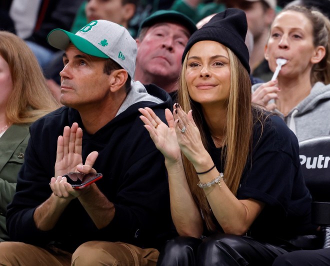 Ο Κέβιν Αντεργκάρο κι η Μαρία Μενούνος σε αγώνα του NBA στη Βοστώνη τον περασμένο Νοέμβριο