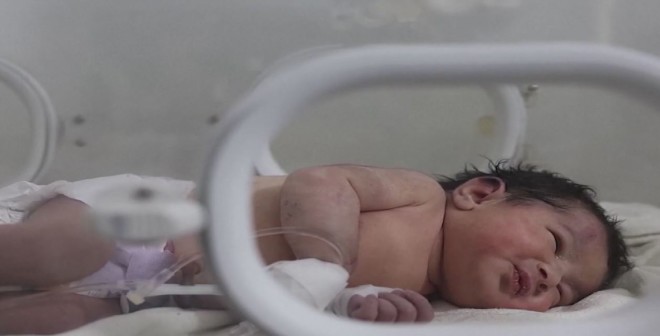 Η εικόνα του νεογέννητου μωρού στη θερμοκοιτίδα συγκλονίζει. «Είναι χτυπημένη στο κεφάλι, στα πόδια και στο στέρνο από τις πέτρες που το είχαν πλακώσει», λένει οι γιατροί