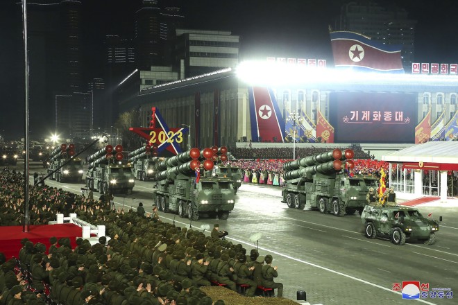 Βόρεια Κορέα: Στρατιωτική παρέλαση μετά την παρουσίαση βαλλιστικών πυραύλων