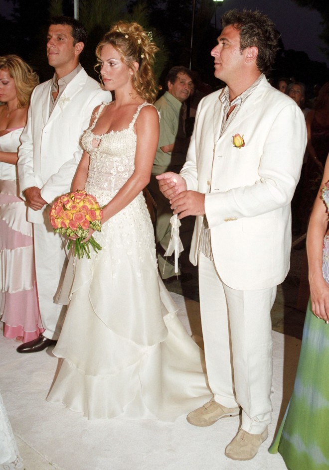 Η Ντορέττα Παπαδημητρίου κι ο Κώστας Πηλαδάκης στον γάμο τους με κουμπάρο τον Αντώνη Ρέμο