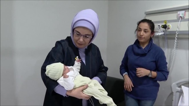 Η Εμινέ επισκέφθηκε το νοσοκομείο όπου μεταφέρθηκαν 16 ασυνόδευτα βρέφη- Εικόνα από βίντεο ΑΡ