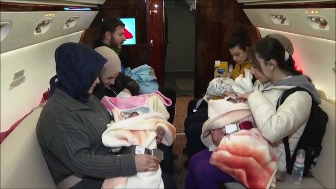  Το προεδρικό αεροσκάφος για να μεταφερθούν 16 ασυνόδευτα μωράκια από το Καχραμάνμαρας σε νοσοκομείο της Άγκυρας/  Εικόνα από βίντεο ΑΡ