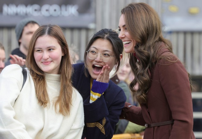 Ενθουσιασμένες δύο κοπέλές με τη selfie που τράβηξαν με την πριγκίπισσα της Ουαλίας