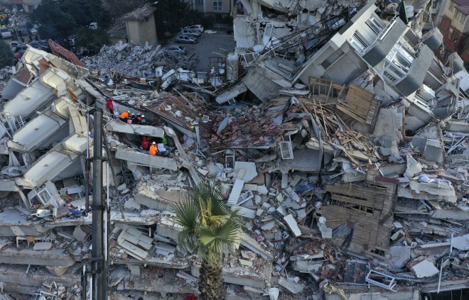 Περίπου 75.000 κτίρια από αυτά που κατέρρευσαν είχαν κτιστεί χωρίς τις απαιτούμενες προδιαγραφές - AP