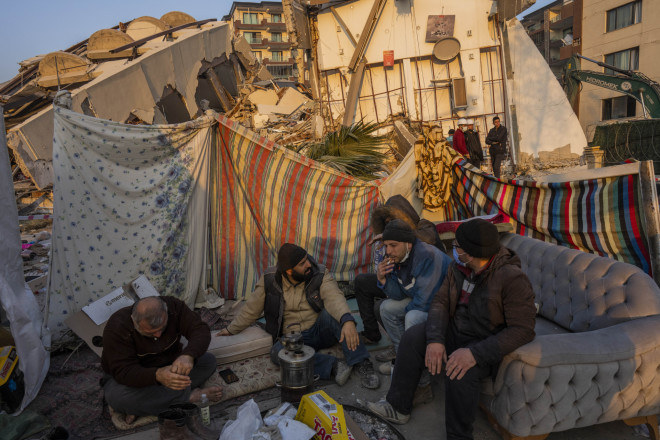 Όσοι κατάφεραν να επιβιώσουν από τον σεισμό στην Τουρκία, δεν έχουν πού να μείνουν ή φοβούνται να μπουν στα σπίτια τους/ ΑΡ