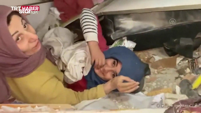 Σεισμός Τουρκία: Διάσωση παιδιού μέσα από τα ερείπια