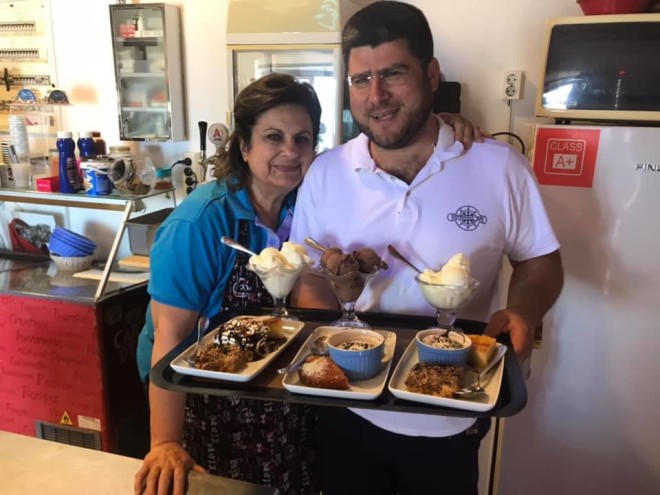Η γνωστή μαγείρισσα Μαίρη Παναγάκου με τον γιο της Αντώνη - Facebook