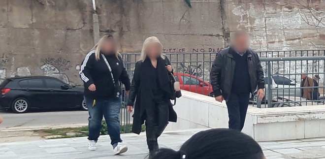 Στο πλευρό της κατηγορούμενης η μητέρα και η αδελφή της- Η άφιξή τους στο δικαστήριο/ φωτογραφία Ανέστη Συμεωνίδη- star.gr