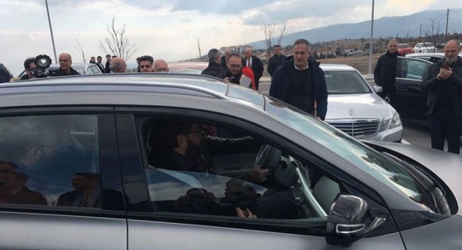 Ο πρωθυπουργός ρώτησε να μάθει πόσα χρήματα θέλει για να «φουλάρει» το όχημα με αυτονομία τα 600 χιλιόμετρα / Φωτογραφία από thes.gr