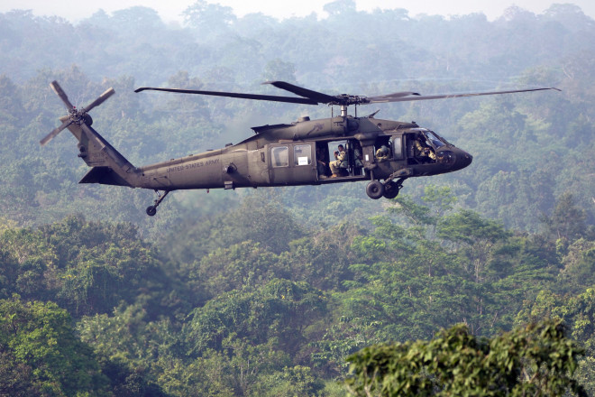 Στρατιωτικό ελικόπτερο Black Hawk της αμερικανικής Εθνοφρουράς- φωτογραφία AP Dita Alangkara, File