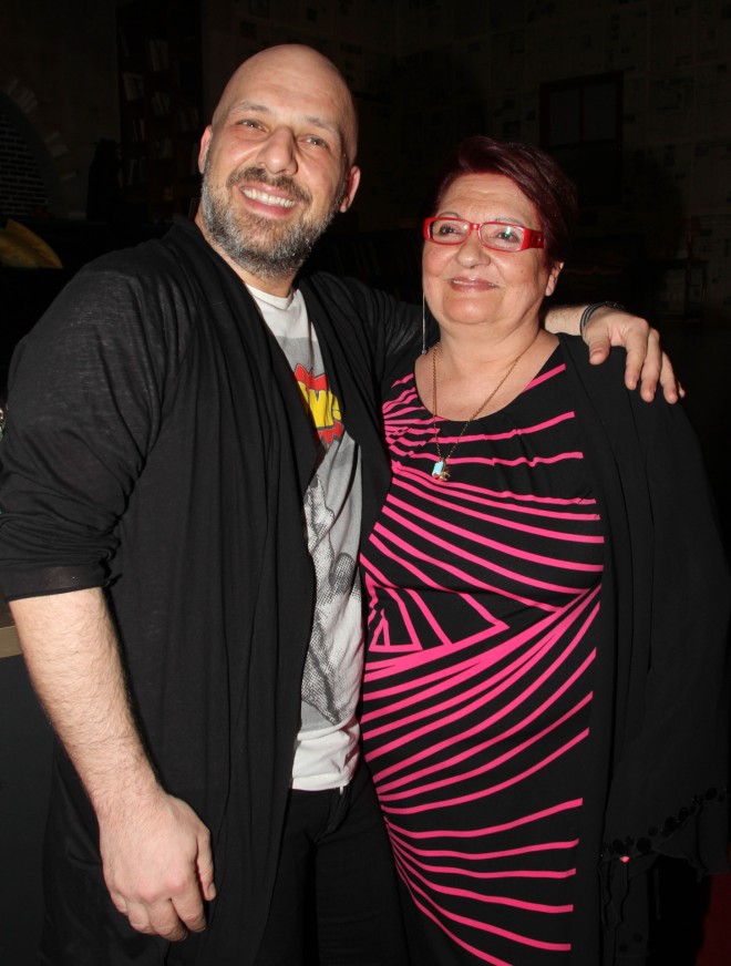 Ο Νίκος Μουτσινάς με την αείμνηστη μητέρα του κυρία Φρόσω το 2015