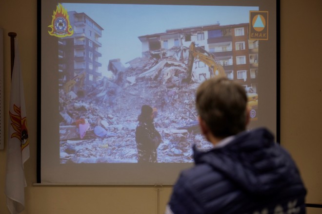 Ο πρωθυπουργός είδε εικόνες από τα σημεία που επιχειρούσαν οι διασώστες της ΕΜΑΚ στην Τουρκία, αναζητώντας επιζώντες στα χαλάσματα