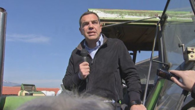Ο Αλέξης Τσίπρας μιλά πάνω σε τρακτέρ σε αγρότες και κτηνοτρόφους της Θεσσαλίας     