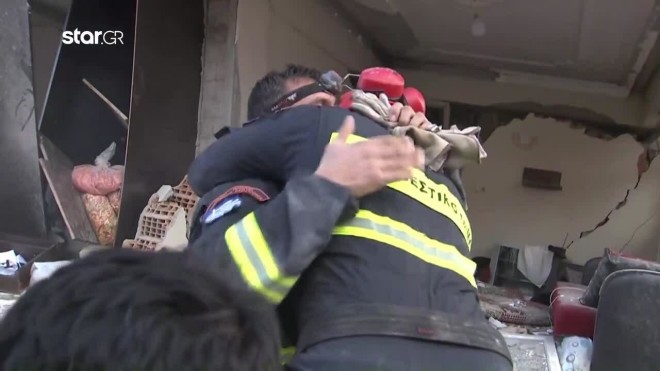 Η στιγμή που οι Έλληνες διασώστες αγκαλιάζονται, καθώς είχαν καταφέρει να σώσουν την 6χρονη και τον πατέρα της - στιγμιότυπο από βίντεο Star
