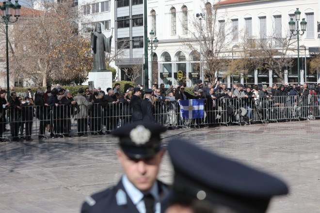 Συγκεντρωμένος κόσμος έξω από τη Μητρόπολη, όπου τελέστηκε το 40ήμερο μνημόσυνο/  Eurokinissi Βασίλης Ρεμπάμπης