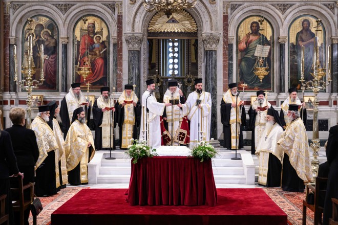  Το μνημόσυνο για τις σαράντα ημέρες από τον θάνατο του τέως βασιλιά Κωνσταντίνου τελέστηκε από τον Αρχιεπίσκοπο Ιερώνυμο
