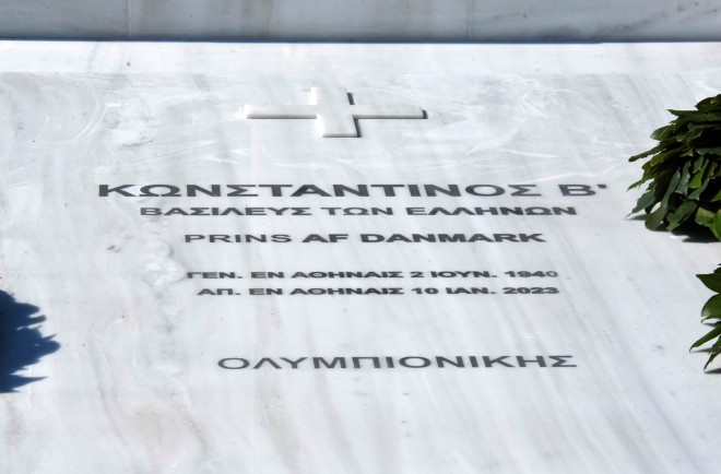 Η επιγραφή πάνω στον τάφο του τέως βασιλιά Κωνσταντίνου/ φωτογραφία NDP Νικολαρέας Ανδρέας