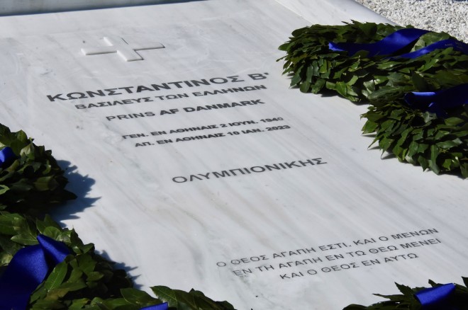 Η επιγραφή πάνω στον τάφο του τέως βασιλιά Κωνσταντίνου/ φωτογραφία NDP Νικολαρέας Ανδρέας