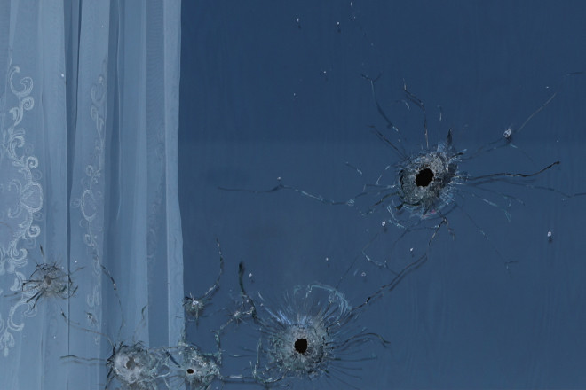 Σημάδια από τις σφαίρες του καλάσνικοφ που πέρασε μέσα από παράθυρα σπιτιών - Eurokinissi