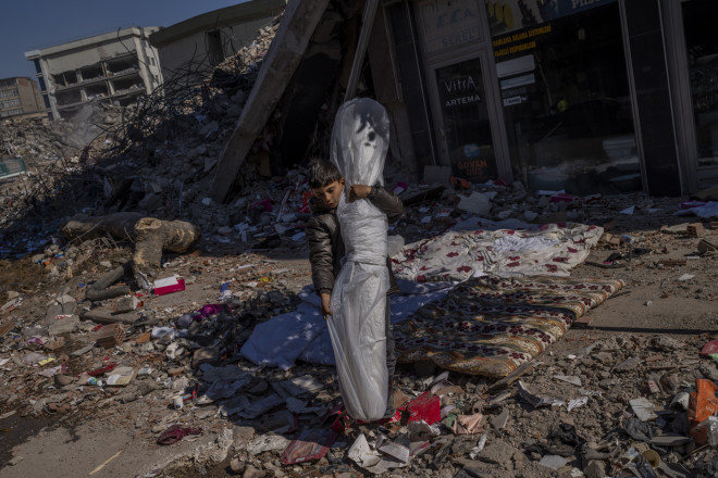 Ένα παιδί στα χαλάσματα κτιρίου στη σεισμόπληκτη Τουρκία- AP Photo/Bernat Armangue