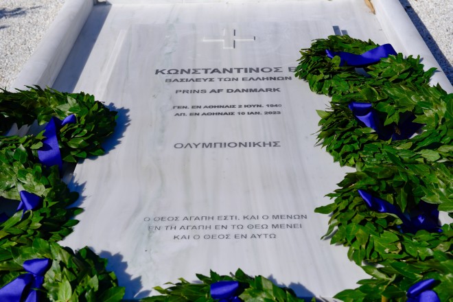 Το περασμένο Σάββατο έγινε το 40ήμερο μνημόσυνο από τον θάνατο του τέως βασιλιά Κωνσταντίνου και τα αποκαλυπτήρια του τάφου του - Intimenews