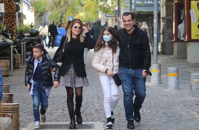 Ο Θάνος Πλεύρης, η σύζυγός του Λένα Παπαθεολόγου και τα δύο παιδιά τους / NDP
