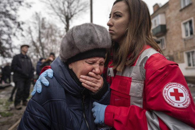 Μία γυναίκα ξεσπά σε κλάματα μπροστά στις εικόνες της καταστροφής στην Ουκρανία- AP Photo/Evgeniy Maloletka, File