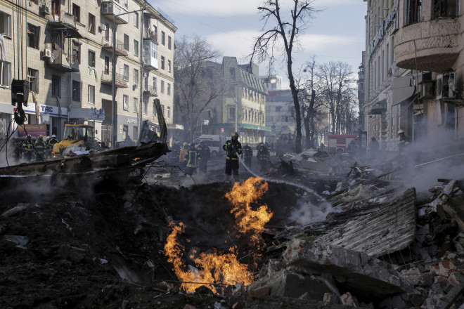 Πυροσβέστες προσπαθούν να σβήσουν τις φλόγες μετά από ρωσική ρουκέτα στο Χάρκοβο- AP Photo/Pavel Dorogoy, File