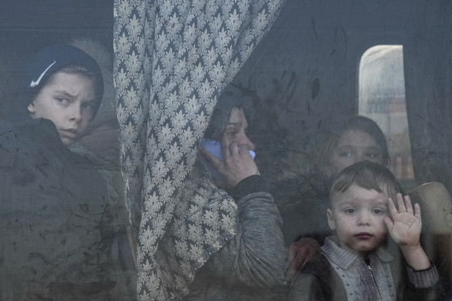 Χιλιάδες οικογένειες με παιδιά εγκατέλειψαν τα σπίτια τους στην Ουκρανία- AP Photo/Evgeniy Maloletka, File