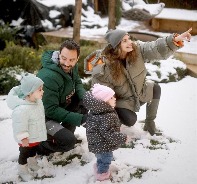 Σάκης Τανιμανίδης & Χριστίνα Μπόμπα με τις κορούλες τους στα χιόνια!