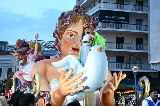 Καρναβάλι: «Κάηκε» η Πάτρα το βράδυ από 250.000 επισκέπτες