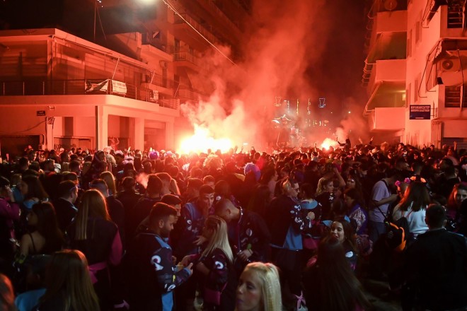 Καρναβάλι: «Κάηκε» η Πάτρα το βράδυ από 250.000 επισκέπτες