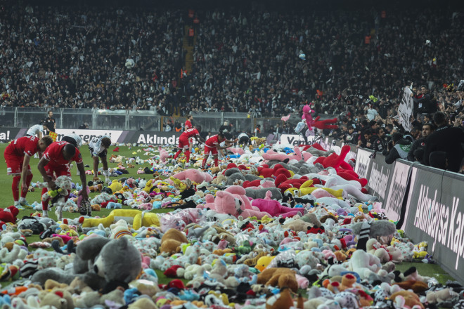 Τουρκία: Πέταξαν χιλιάδες αρκουδάκια σε γήπεδο