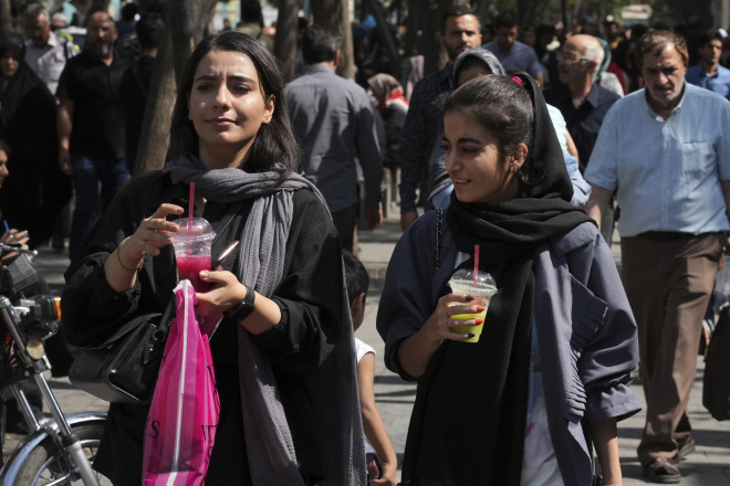 Δεκάδες μαθήτριες λυκείου στο Ιράν δηλητηριάστηκαν με κάποιου είδους αέριο μέσα στα σχολεία τους