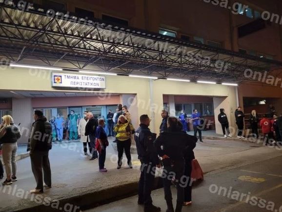 Συγγενείς αγωνιούν έξω από το νοσοκομείο Λάρισας για τους οικείους τους γύρω στις 3 τα ξημερώματα/ onlarissa